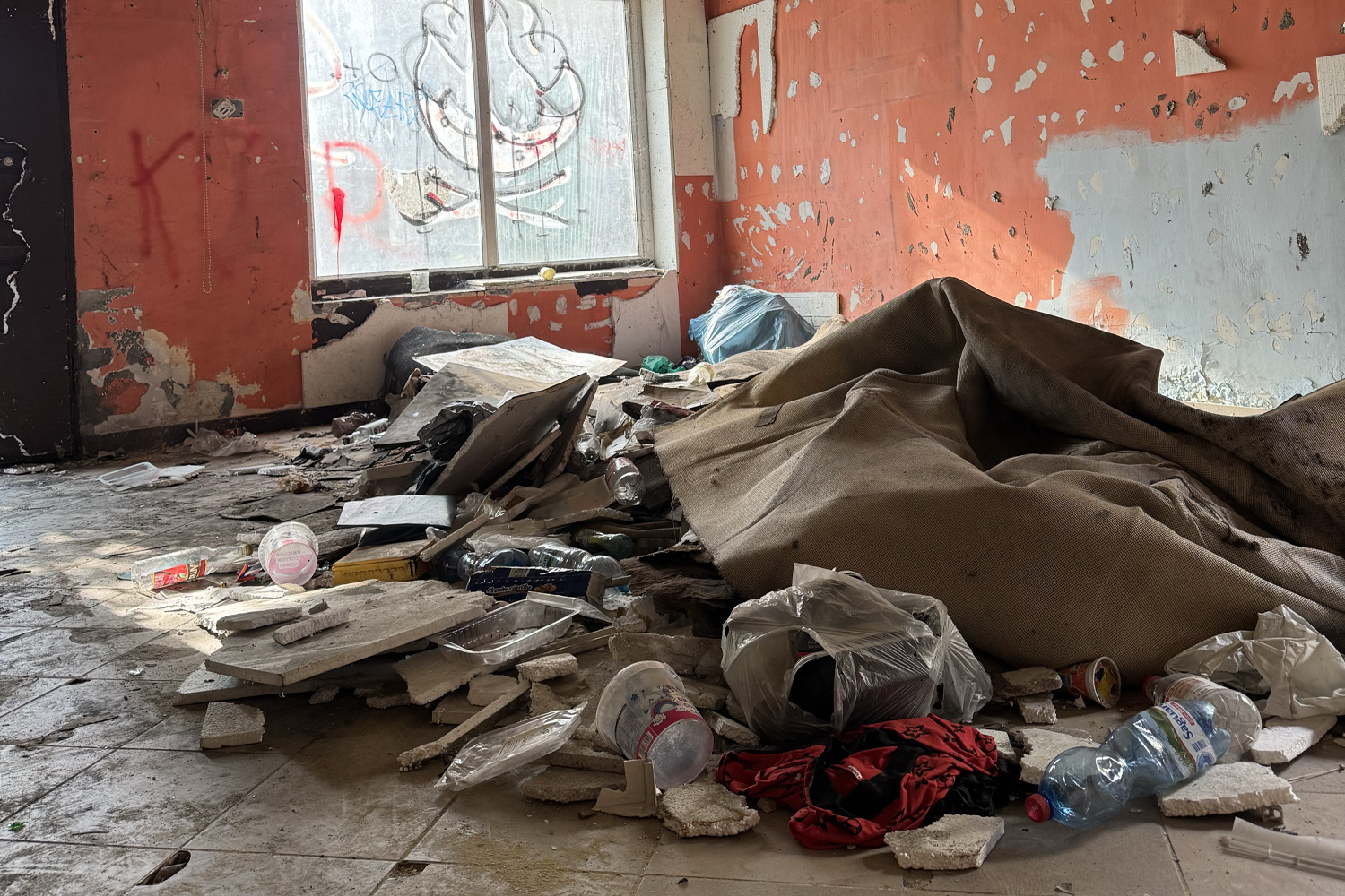 zagracone mieszkanie kartony butelki plastiki ubrania