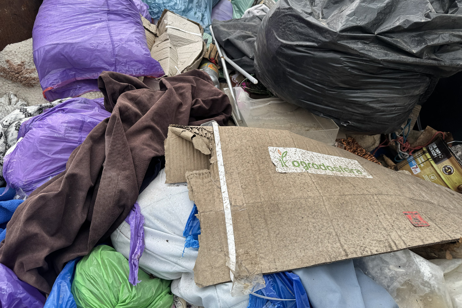 worki puszki butelki kartony plastiki odpady śmieci