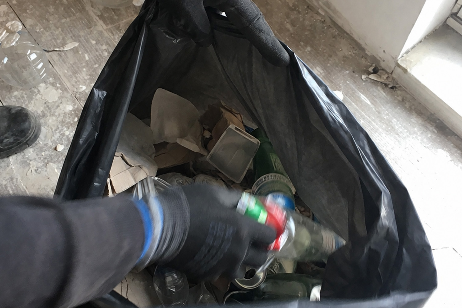 wynoszenie smieci butelki plastiki